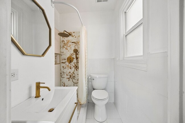 Building Photo - Beautiful Renovated 3 Bedroom 2.5 Bath off...