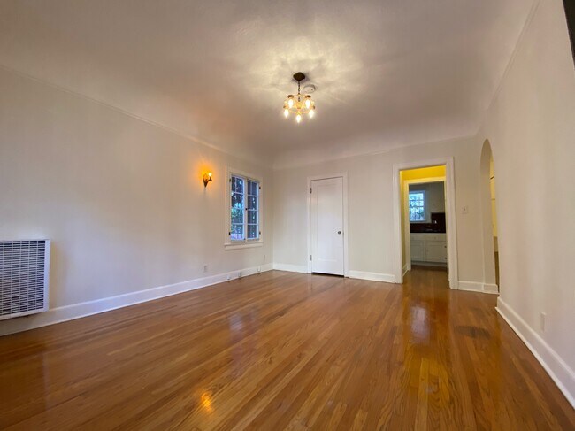 Building Photo - 1622 N Serrano Ave