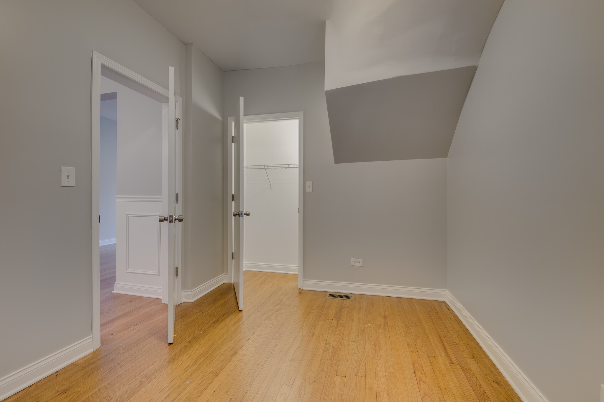 Building Photo - 5039 W Cullom Ave
