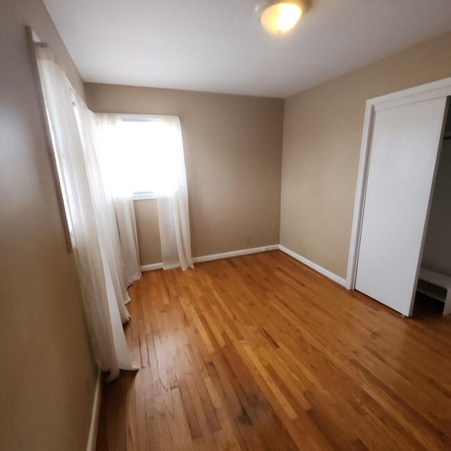 Building Photo - FOR RENT:Cute and Cozy 2 Bedroom, 1 Bath C...