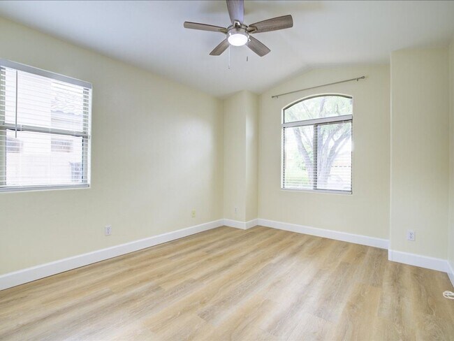 Building Photo - 3 Bedroom 2 Bathroom