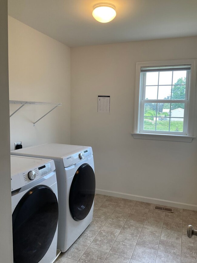 Building Photo - 301 Reserve Ln