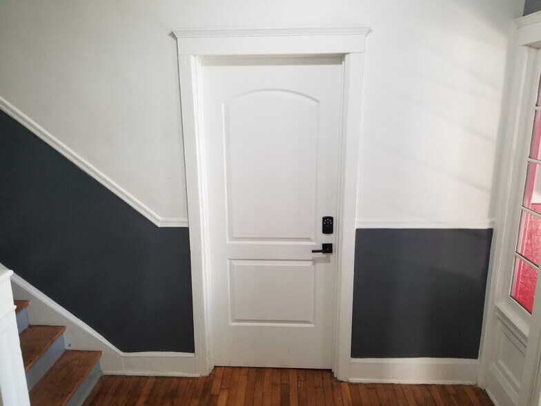 Building Photo - 865 Pingree St