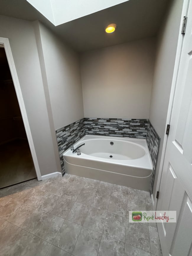Building Photo - Stunning & Spacious 4 Bedroom Home with 2....
