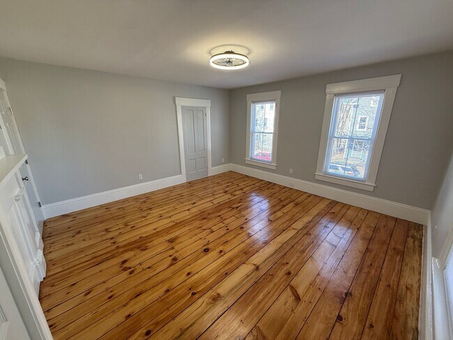 Building Photo - 319 Cedar St