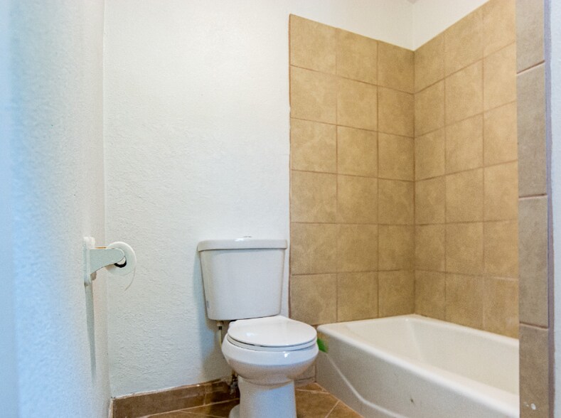 Building Photo - 811 Barrymore Blvd