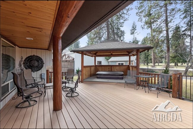 Building Photo - 10101 N Pines Rd