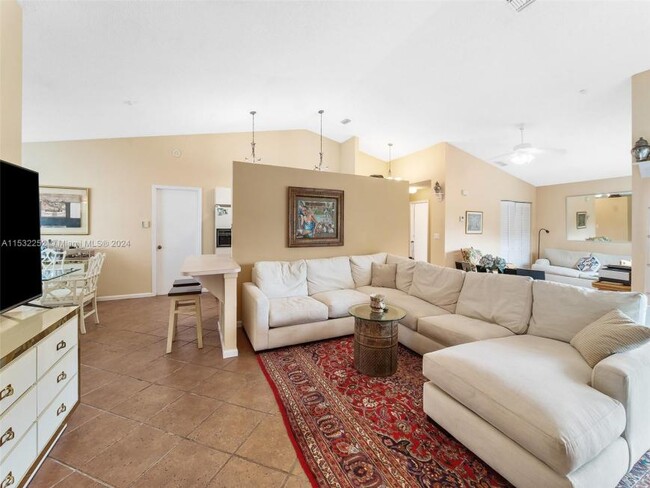 Building Photo - 3 bedroom in Dania FL 33004