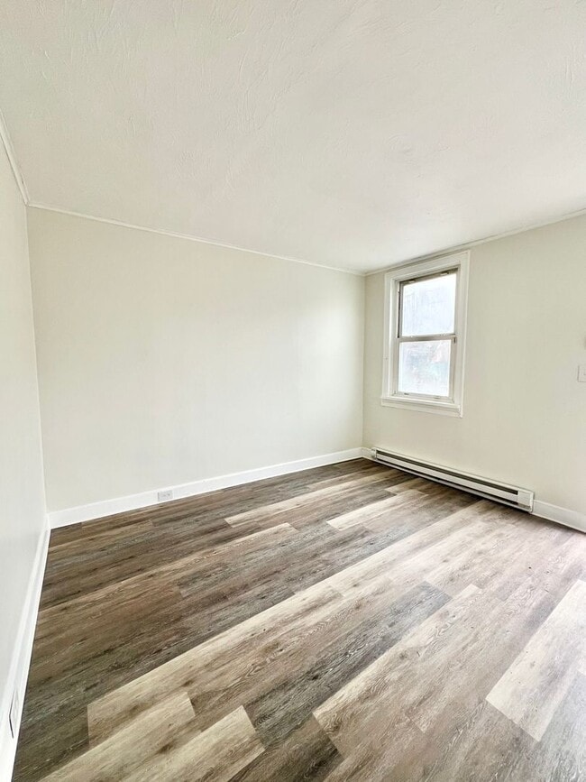 Building Photo - 3 Bedroom 2 Bath City Home Available