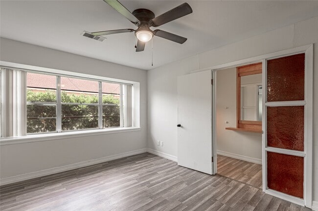 Building Photo - 1819 Ave Q