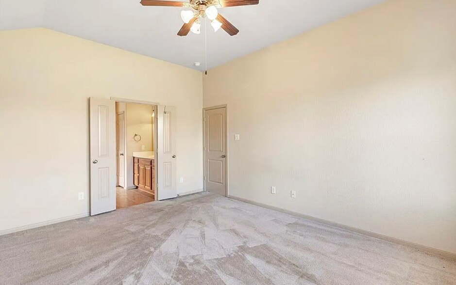 Entrance to master bathroom - 22539 Stillwater Valley Ln
