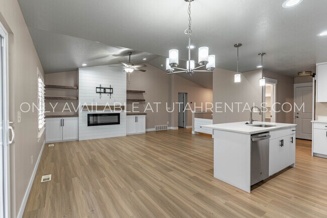 Building Photo - 4143 N Fairfield Dr