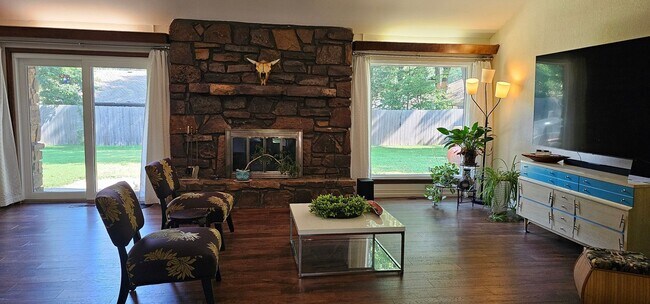 Building Photo - Contemporary Ranch in a beautiful, quiet s...
