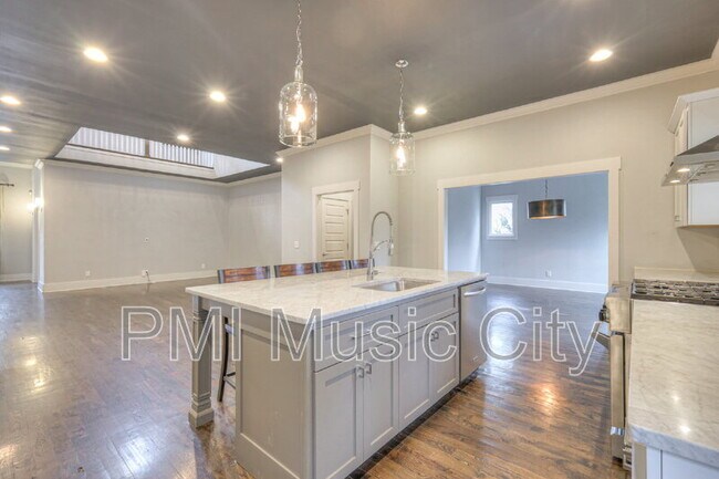 Building Photo - 1537B Battlefield Dr