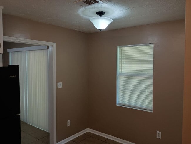 Building Photo - 405 Santa Fe Trail