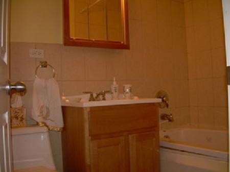 Building Photo - 2530 W Foster Ave