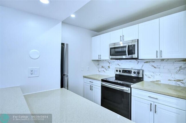 Building Photo - 1407 NE 56th St