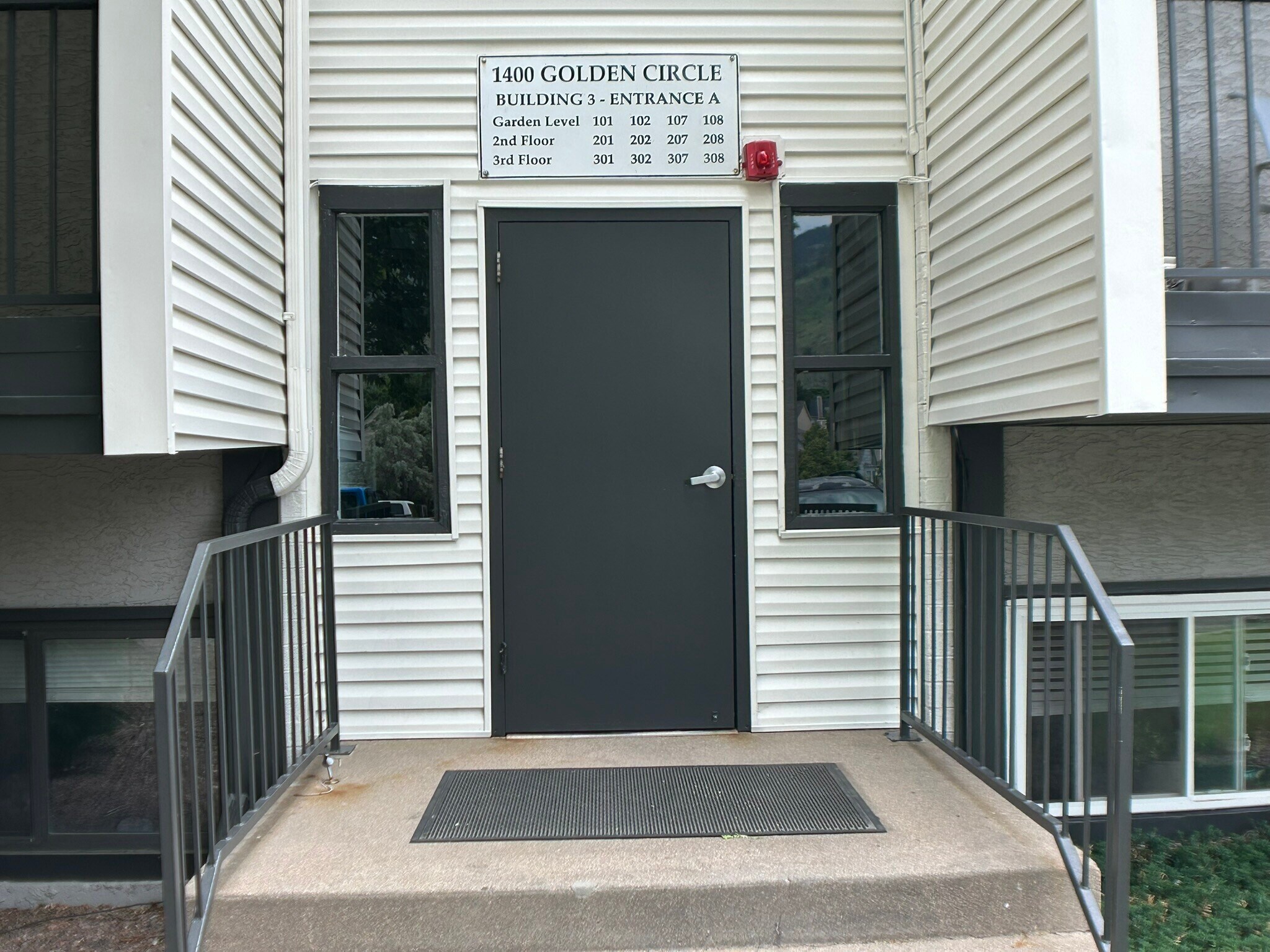 Building Photo - 1400 Golden Cir