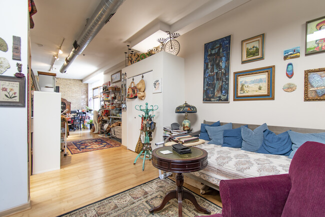 Building Photo - 537 Custer Ave