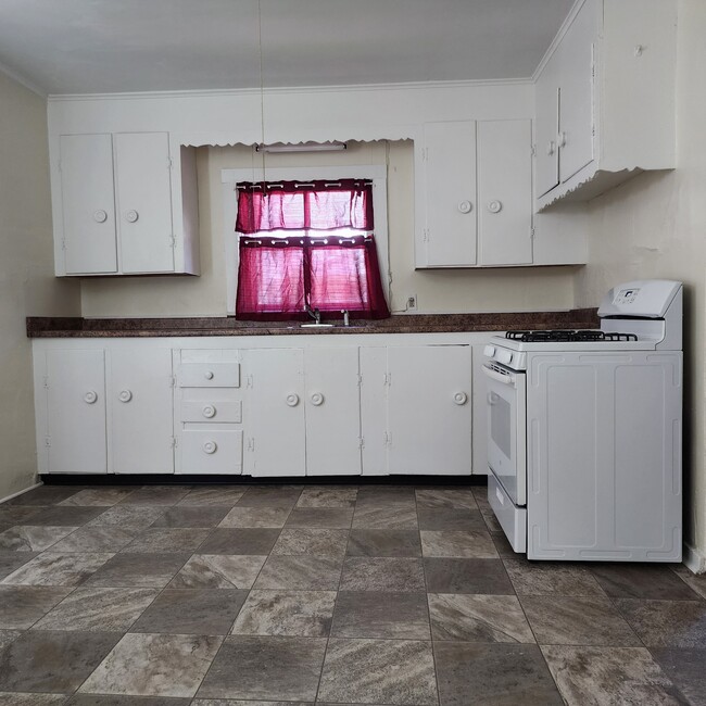 Roomy kitchen w/ range & fridge - 115 Sterling St