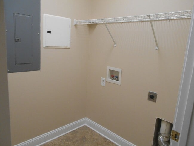 Building Photo - 3 bedroom, 2 bath condo at Fountain Pointe