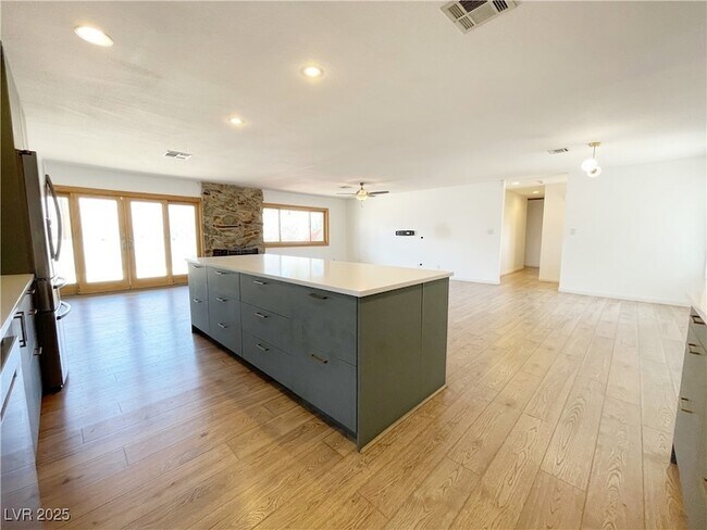 Building Photo - 3548 Silver Bend St