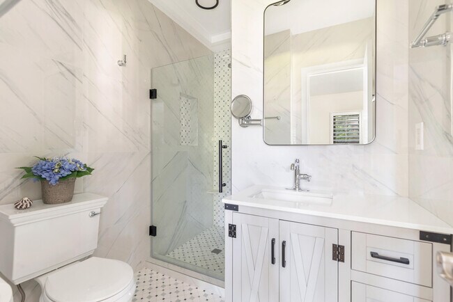 Building Photo - 328 N Lakeside Dr