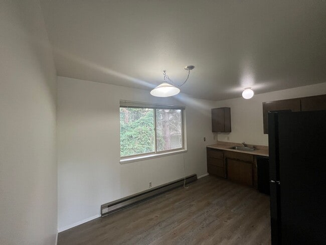Building Photo - 2 Bedroom 1 Bathroom Unit Close to WWU and Fairhaven