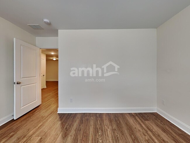 Building Photo - 526 Lateleaf Dr