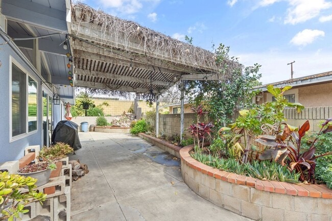 Building Photo - Adorable 3 Bedroom 2 Bathroom Single Story Family Home