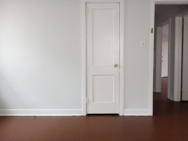 Building Photo - 3 Bedroom 1 Bathroom