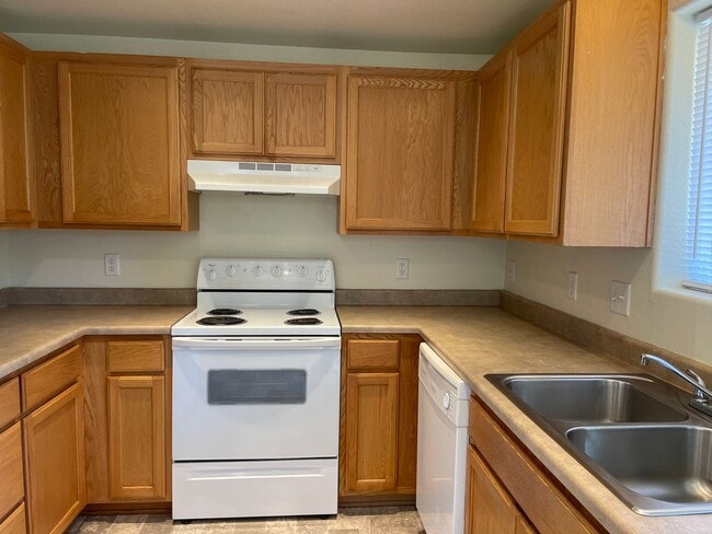 Building Photo - Beautiful 2 Bedroom 1.5 Bath Townhome Loca...