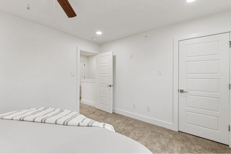 Building Photo - 1004 Middle Ln