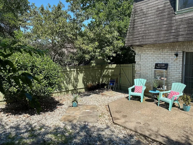 Great yard for your pets and for relaxing outside. - 2802 Westhill Dr