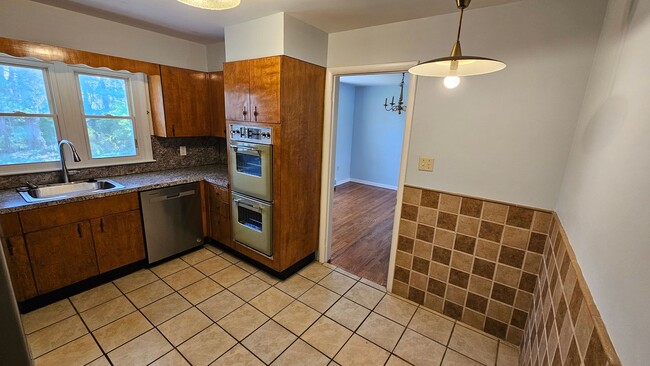 Building Photo - 4 Bedroom Single Family Home