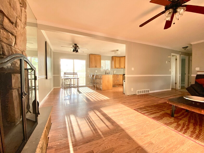 Building Photo - 11540 Sandy Creek Dr