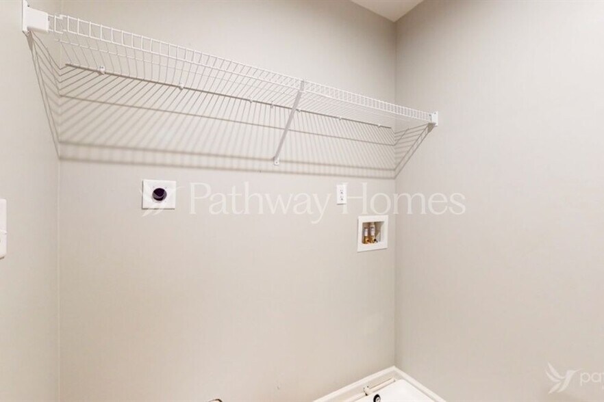 Building Photo - 3950 Lake Manor Way