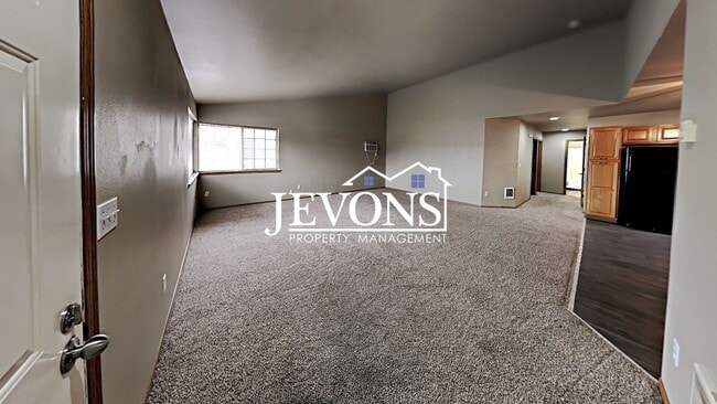 Building Photo - Beautiful duplex near I-823 with flexible ...
