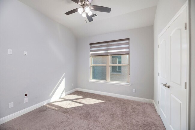 Building Photo - 1104 Knoll St