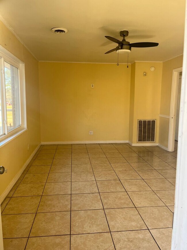 Building Photo - 2 Bedroom Home Midfield area