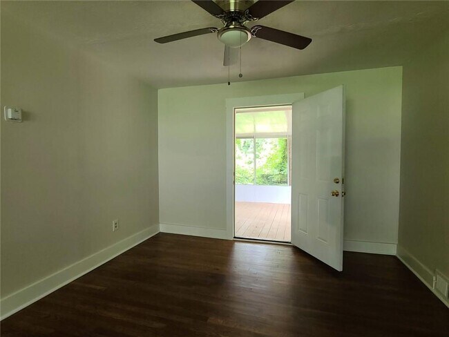 Building Photo - 1940 Meadow Ln