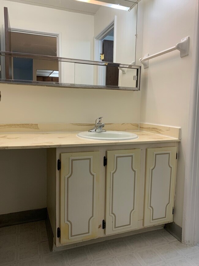 Building Photo - 230 Springhill Dr