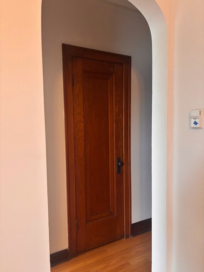 Building Photo - 6832 W Medill Ave