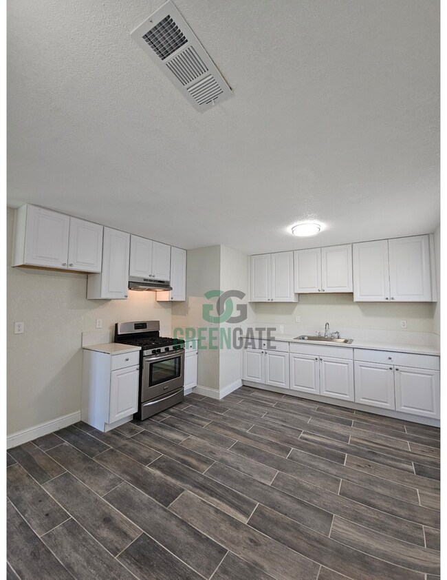 Building Photo - 901 Valente Way