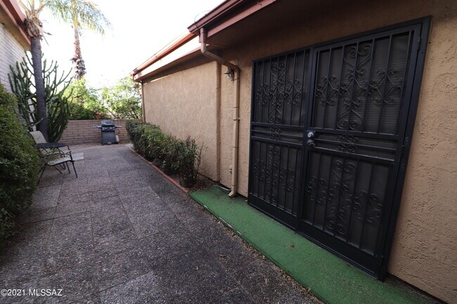 Building Photo - 5602 N Camino Del Sol