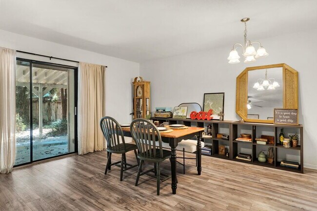 Building Photo - "Charming 2-Bed Townhouse in Fort Walton Beach"