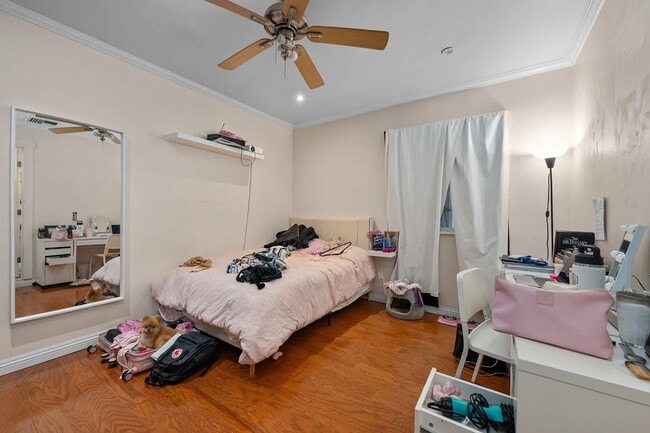 Building Photo - Large 8 Bedroom 4 Bath House Right Next to Campus!