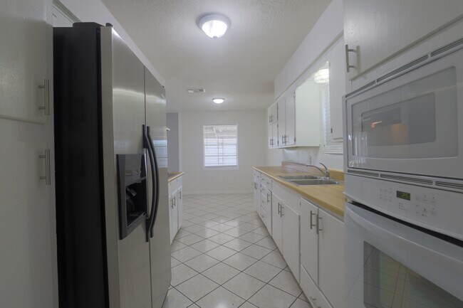 Building Photo - 3118 Flamborough Dr