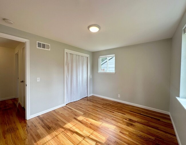 Building Photo - 3bd/1.5ba Shoreline Home