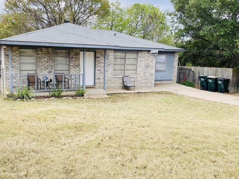 Front yard - 1918 Castle Gate Cir